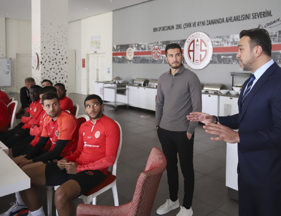 Antalyaspor Başkanı Aziz Çetin istifa etti! Yeni başkan belli oldu Antalyaspor Başkanı Aziz Çetin istifa etti! Yeni başkan belli oldu