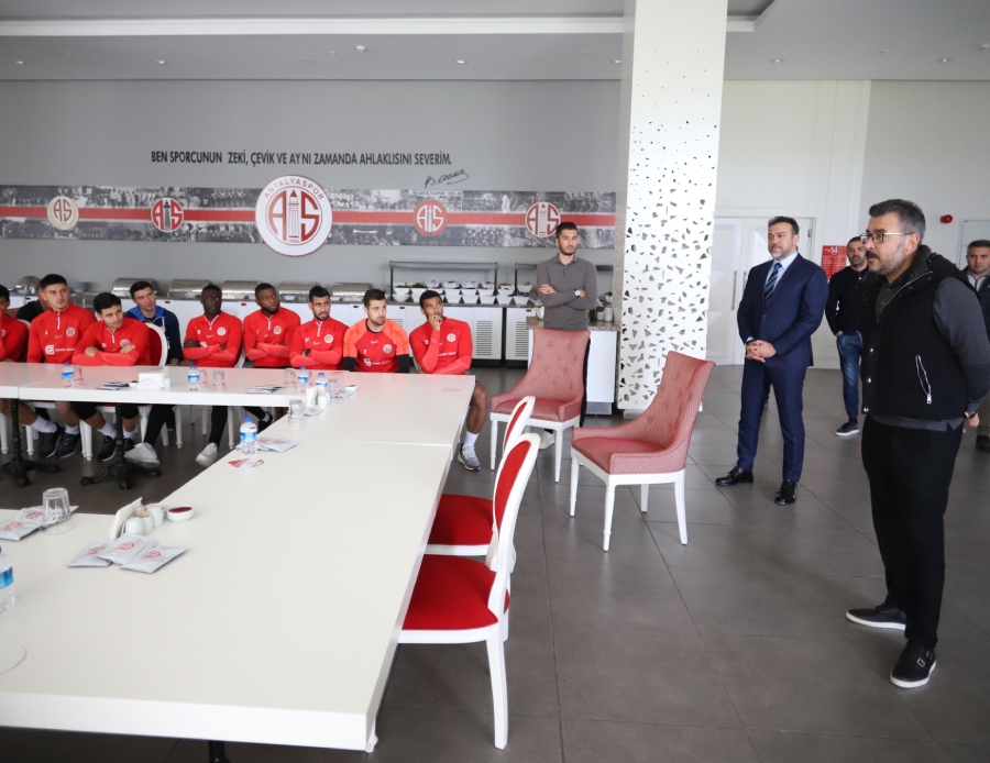 Antalyaspor Başkanı Aziz Çetin istifa etti! Yeni başkan belli oldu Antalyaspor Başkanı Aziz Çetin istifa etti! Yeni başkan belli oldu