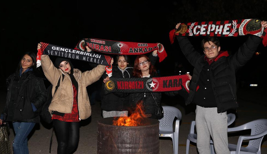 Gençlerbirliği Spor Kulübü kuruluşunun 100. yılını tesislerde taraftarları ile birlikte kutladı Gençlerbirliği Spor Kulübü kuruluşunun 100. yılını tesislerde taraftarları ile birlikte kutladı