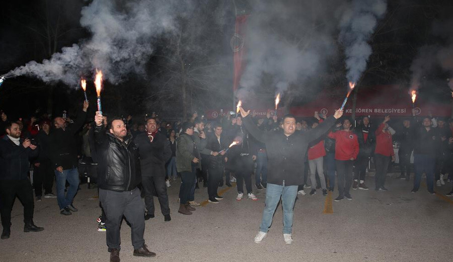 Gençlerbirliği Spor Kulübü kuruluşunun 100. yılını tesislerde taraftarları ile birlikte kutladı Gençlerbirliği Spor Kulübü kuruluşunun 100. yılını tesislerde taraftarları ile birlikte kutladı
