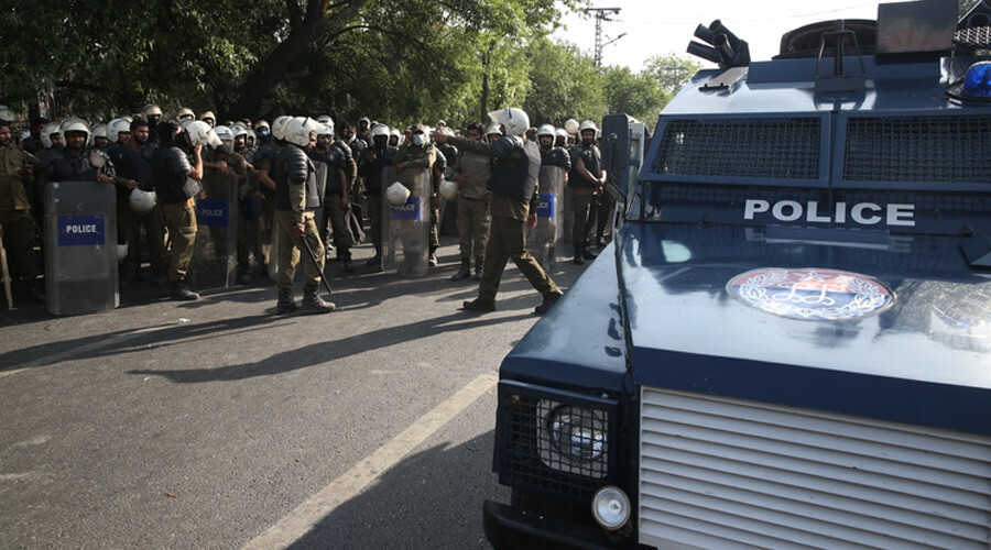 Pakistan'da İmran Han gerginliği! Polis, partililerle çatıştı: Yaralılar var