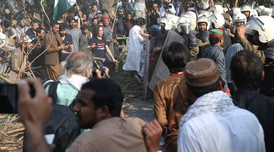 Pakistan'da İmran Han gerginliği! Polis, partililerle çatıştı: Yaralılar var