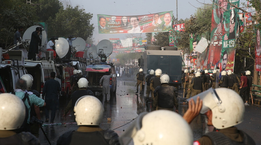 Pakistan'da İmran Han gerginliği! Polis, partililerle çatıştı: Yaralılar var
