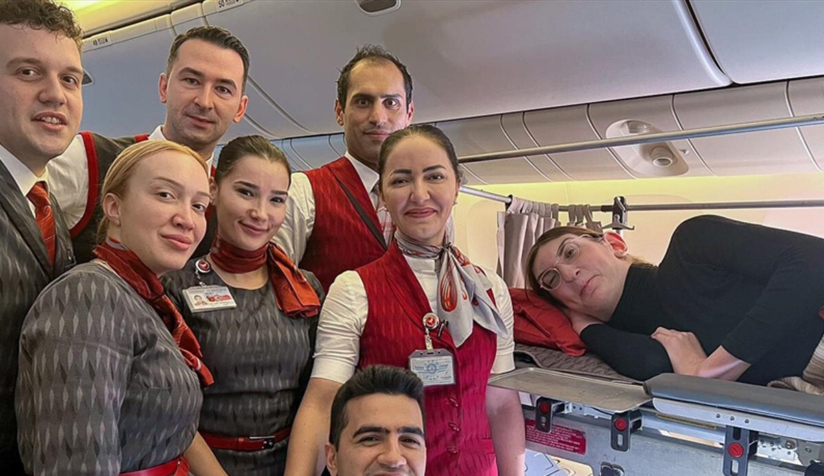 6 koltuk sedyeye çevrildi: 'Dünyanın en uzun boylu kadını' Rümeysa Gelgi yurda döndü 6 koltuk sedyeye çevrildi: 'Dünyanın en uzun boylu kadını' Rümeysa Gelgi yurda döndü