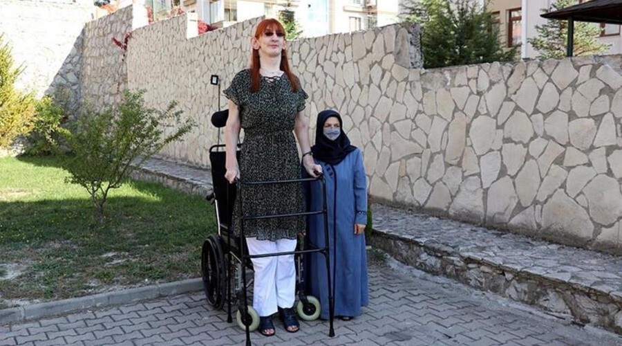 6 koltuk sedyeye çevrildi: 'Dünyanın en uzun boylu kadını' Rümeysa Gelgi yurda döndü