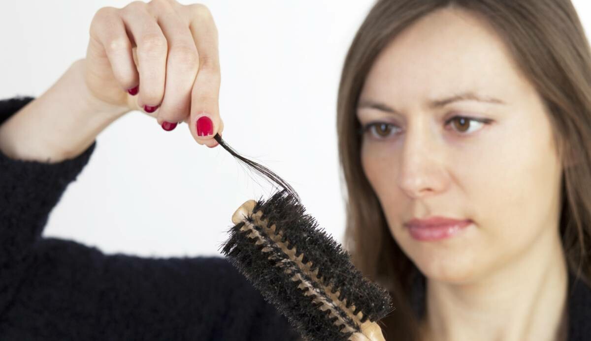 Saç dökülmesi sorunu olanlar dikkat! Saçları güçlendiren en ucuz formül! Her banyoda bir bardak yeterli