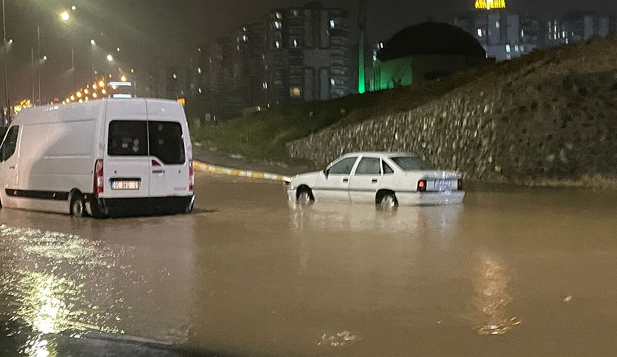 Sağanak yağış ulaşımı felç etti! Şanlıurfa&#039;da eğitime ara verildi