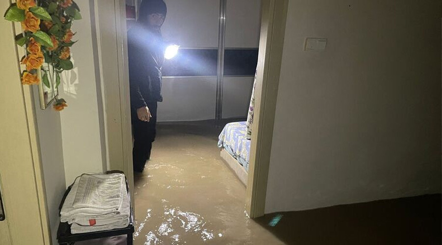 Sağanak yağış ulaşımı felç etti! Şanlıurfa'da eğitime ara verildi Sağanak yağış ulaşımı felç etti! Şanlıurfa'da eğitime ara verildi