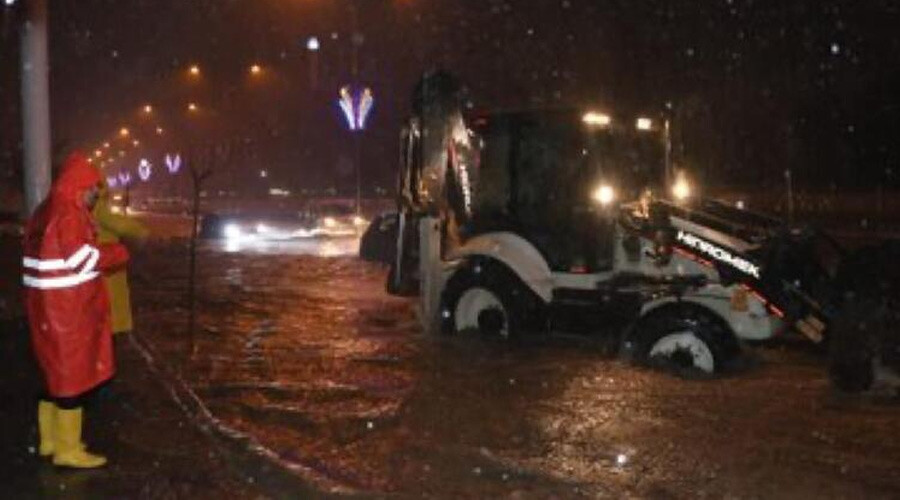 Sağanak yağış ulaşımı felç etti! Şanlıurfa'da eğitime ara verildi Sağanak yağış ulaşımı felç etti! Şanlıurfa'da eğitime ara verildi