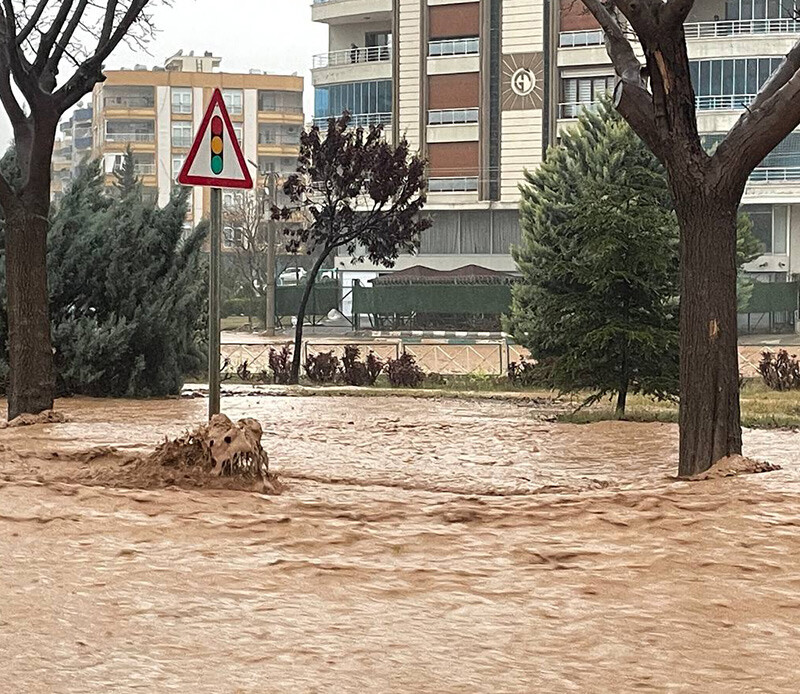 <p> Sabah saatlerinde aşırı yağış nedeniyle kanalın patladığını belirten Doğanşehir Belediye Başkanı Durali Zelyurt bölgede çalışmaların sürdüğünü söyledi. Teyakkuzda olduklarını aktaran Zelyurt şöyle konuştu:</p>