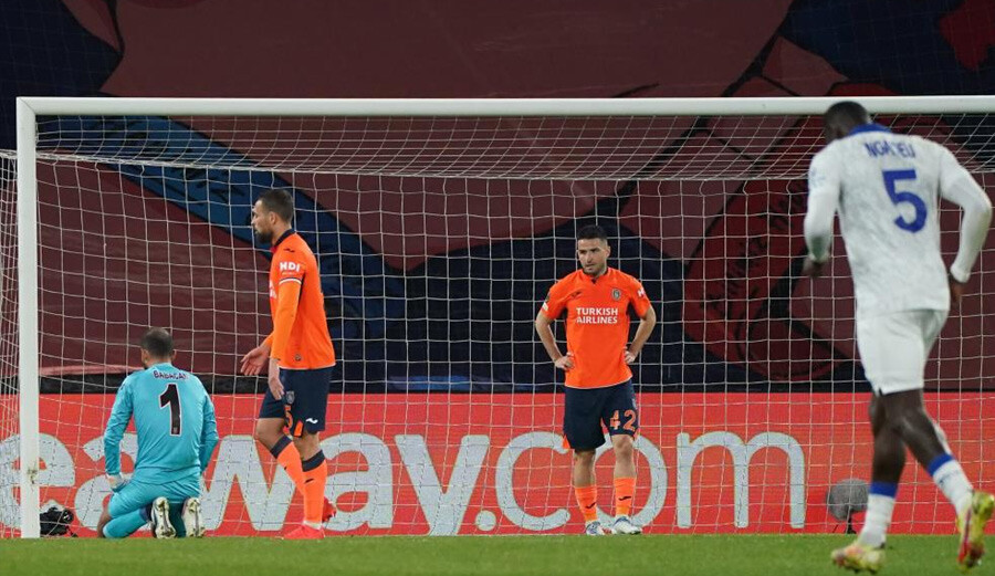 Kulüp başkanları Başakşehir hezimetini hep birlikte izledi; 6 dakikada 4 gol gördüler! Kulüp başkanları Başakşehir hezimetini hep birlikte izledi; 6 dakikada 4 gol gördüler!
