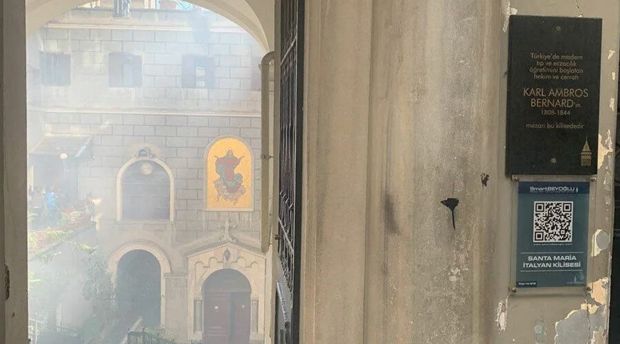 İstiklal Caddesi'nde yangın paniği: İtfaiye ekipleri bölgeye sevk edildi İstiklal Caddesi'nde yangın paniği: İtfaiye ekipleri bölgeye sevk edildi