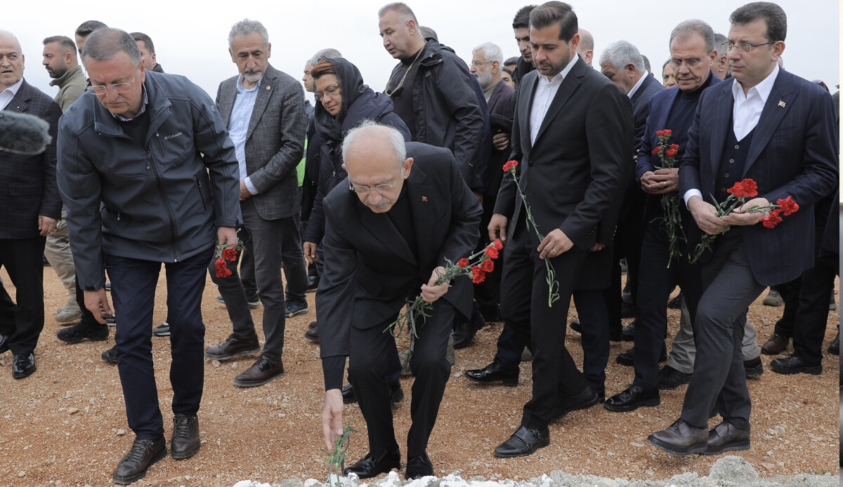 Mezarlıkta bayrak krizi: Kılıçdaroğlu'nun ziyareti öncesi bayrakları kaldırdılar Mezarlıkta bayrak krizi: Kılıçdaroğlu'nun ziyareti öncesi bayrakları kaldırdılar