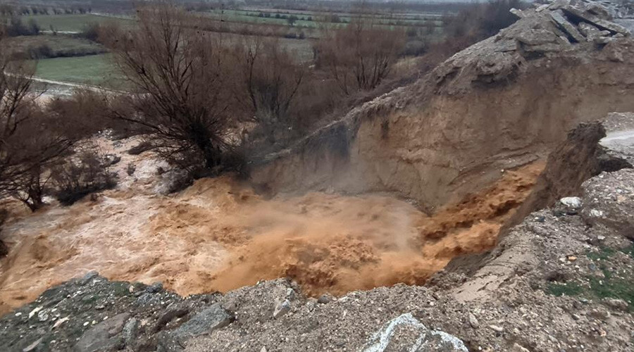 Sel, Malatya'yı göle çevirdi! Yollar göçtü, evleri su bastı Sel, Malatya'yı göle çevirdi! Yollar göçtü, evleri su bastı