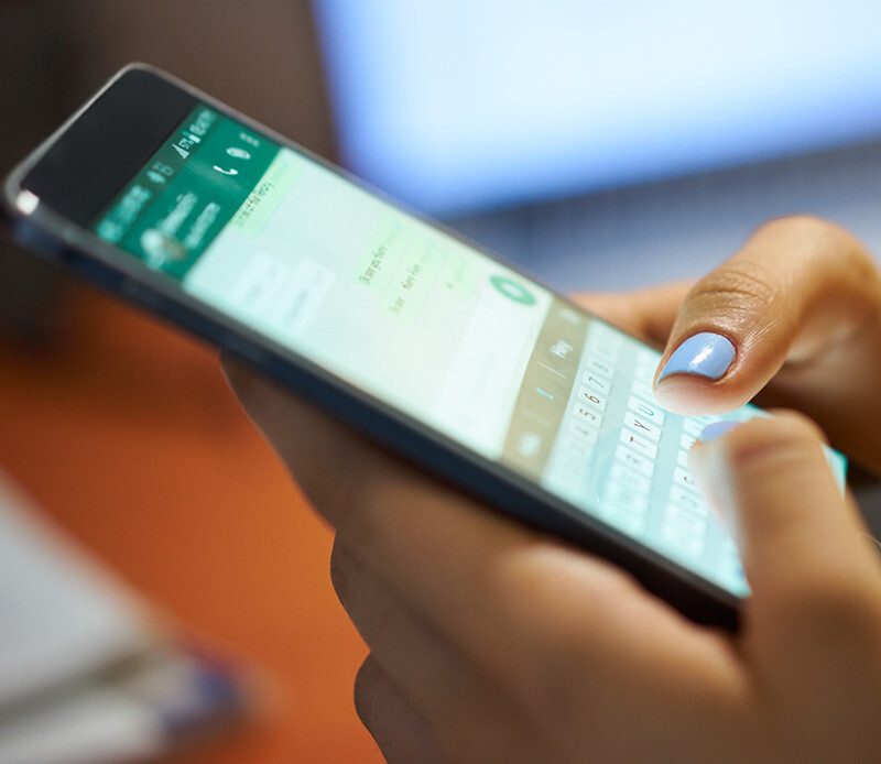 <p>Dünyanın en çok kullanılan mesajlaşma uygulamalarından biri olduğu gibi Türkiye’de de pek çok kullanıcıya ulaşmış olan WhatsApp, bir süredir kendisini gizlilik ve güvenlik ilkelerini geliştirmeye adadı. Bu ilkeleri geliştirmek için yoğun bir çaba sarf eden WhatsApp, geçtiğimiz yıllarda mesajların ‘okundu’ bilgisini kapatma özelliğini devreye almıştı. </p>