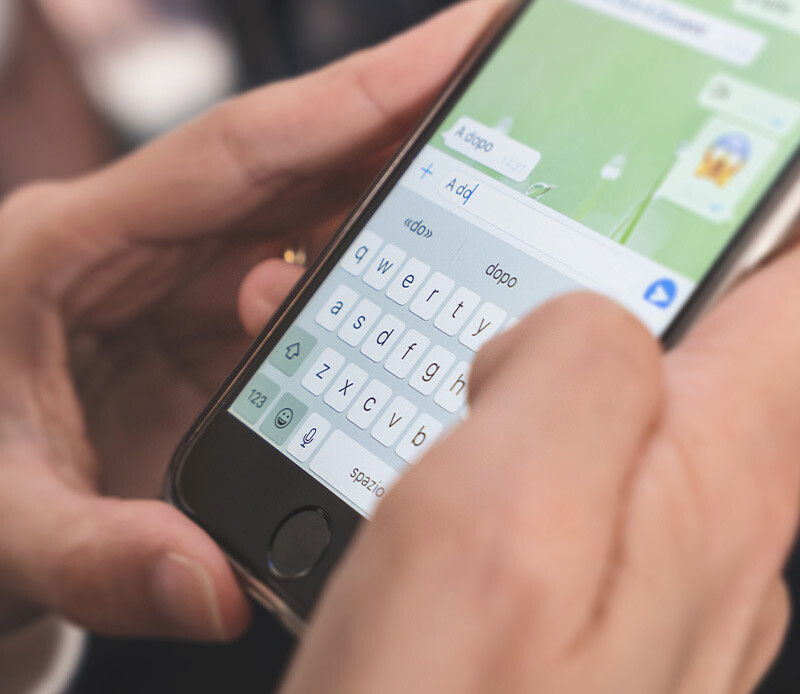 <p>Gönderilen bir mesajın her iki taraftan silinmesini mesajın okumasının ardından imkansız hale getiren WhatsApp, dolayısıyla okundu bilgisi kapalı olsa da bu özelliği sayesinde karşı tarafa ipucu verebiliyor. Bu ipucundan da kurtulmak isteyenler için küçük bir hile ile mesajı okumak, ancak mesajın okunduğunu karşı tarafa göstermemek mümkün oluyor. İşte o hile…</p>