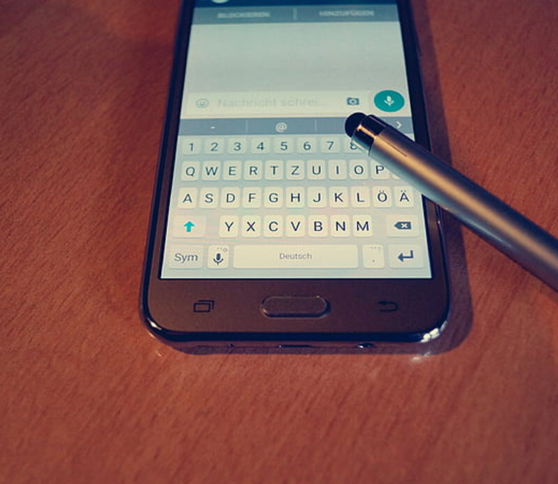 <h3>SESLİ MESAJLAR VE GRUP SOHBETLERİNDE İŞE YARAMIYOR </h3><p>Android’de widget eklemek için; ekrana bir süre basılı tutup, çıkan menüden ‘widget’ları seçmek ve ‘4 x 1’ büyüklüğündeki Whatsapp widgetini seçerek, ana ekrana eklemek gerekiyor. Bu, tüm mesajların ve son mesajlaşmalar gibi pek çok şeyin görülmesini sağlarken; aynı zamanda karşı tarafa okundu bilgisinin gitmesini de önlüyor. Söz konusu hile grup sohbetlerinde veya sesli notlarda işe yaramıyorken; henüz iOS yani Apple kullanıcıları için de widget yöntemi ile okundu özelliğini gizlemek pek mümkün değil.</p>