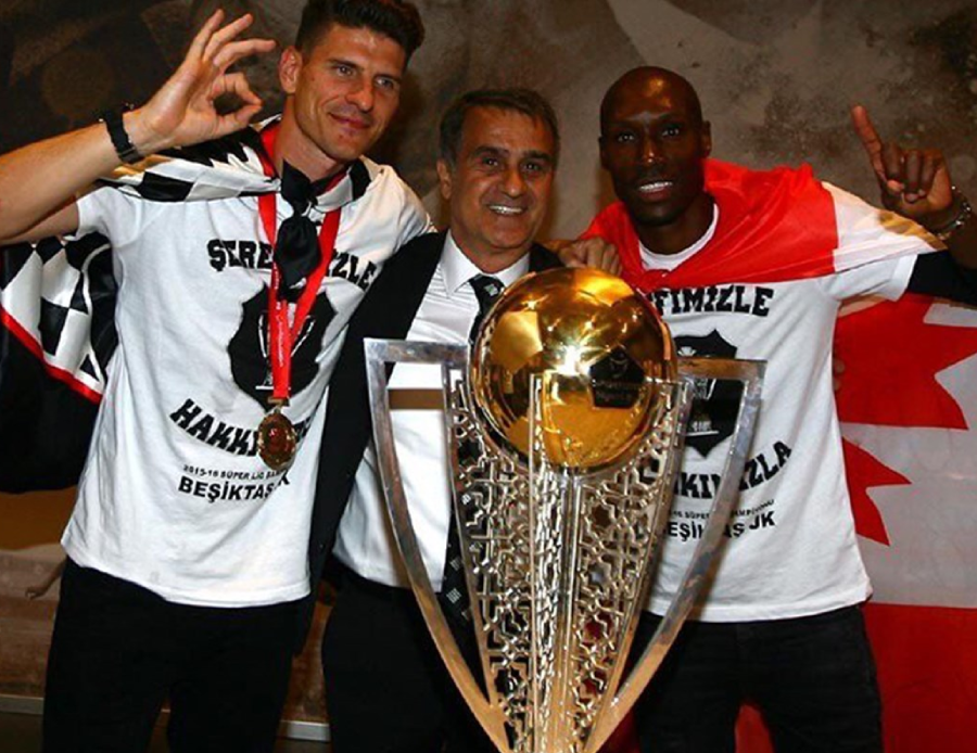 Beşiktaş'ta duygulandıran veda: Sezon sonunda futbolu bırakıyor Beşiktaş'ta duygulandıran veda: Sezon sonunda futbolu bırakıyor