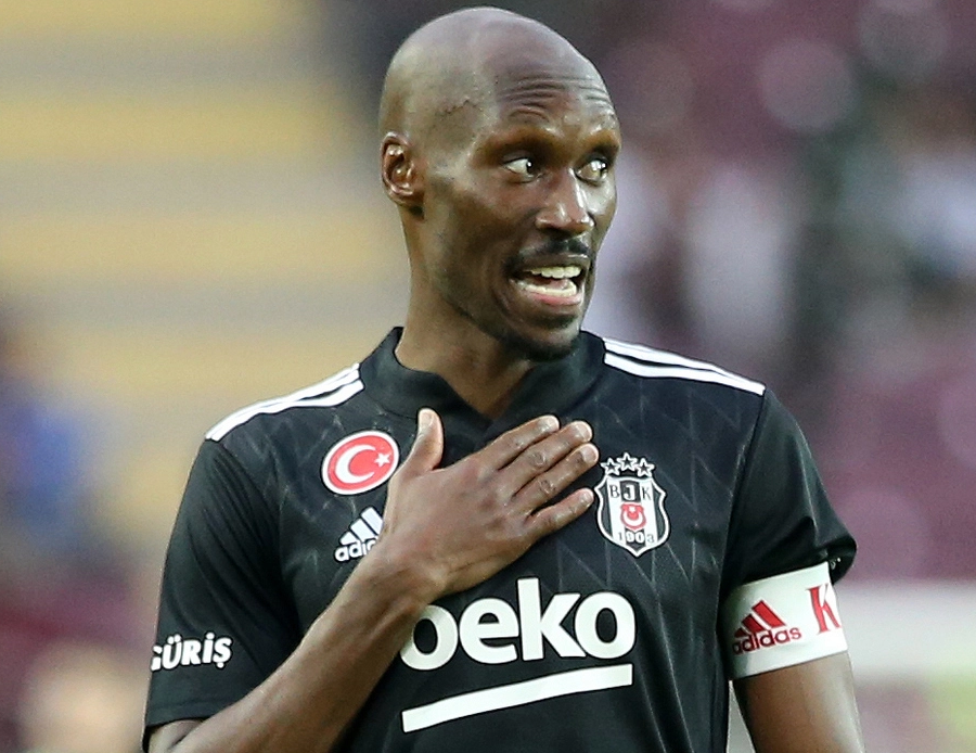 Beşiktaş'ta duygulandıran veda: Sezon sonunda futbolu bırakıyor Beşiktaş'ta duygulandıran veda: Sezon sonunda futbolu bırakıyor
