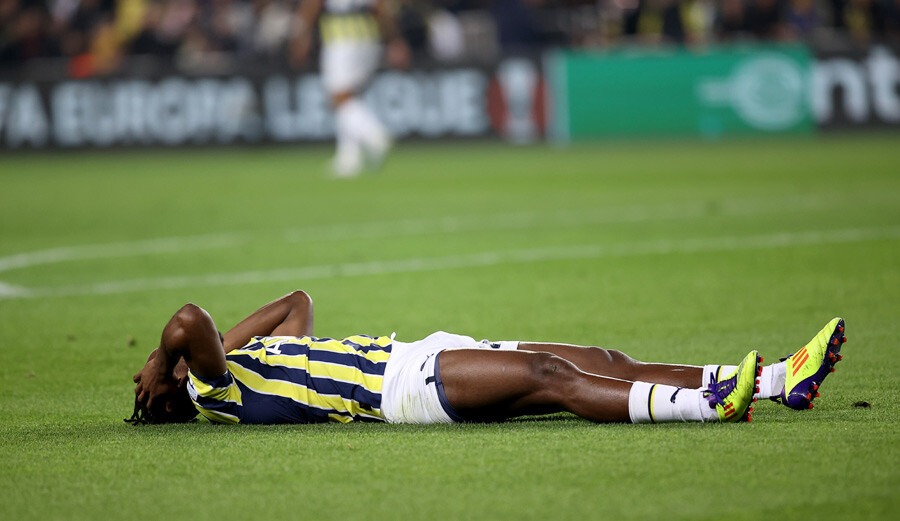 Michy Batshuayi 16. dakikada sakatlandı, Fenerbahçe-Sevilla maçını sedyeyle terketti!