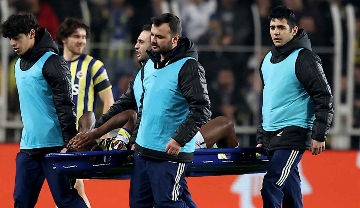 Michy Batshuayi 16. dakikada sakatlandı, Fenerbahçe-Sevilla maçını sedyeyle terketti!