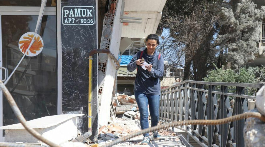 Depremin yıktığı evine girdi, gördüğü manzara karşısında hayrete düştü: Yaşıyor olabileceğini düşünmemiştim Depremin yıktığı evine girdi, gördüğü manzara karşısında hayrete düştü: Yaşıyor olabileceğini düşünmemiştim