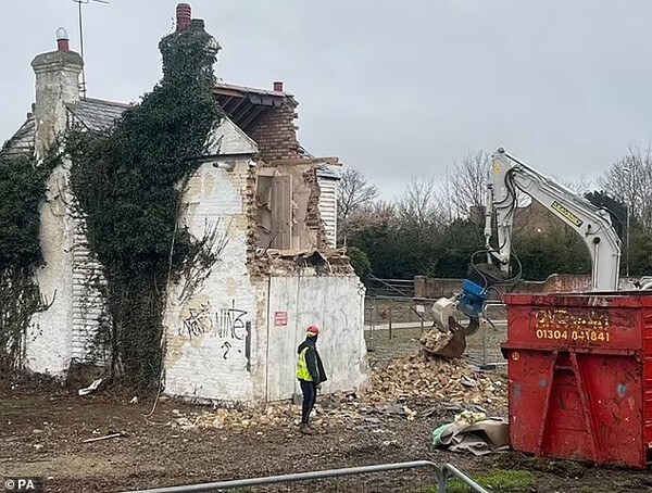 Yıkımla birlikte gitti: Yanlışlıkla Banksy’nin eserini tahrip ettiler Yıkımla birlikte gitti: Yanlışlıkla Banksy’nin eserini tahrip ettiler