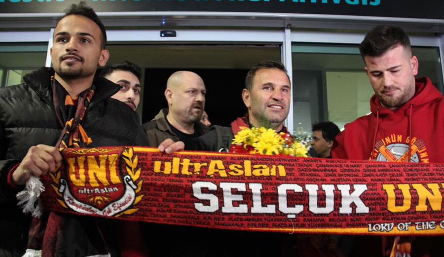 Galatasaray kafilesi Konya'da! Abdülkerim Bardakçı memleketi destek pankartıya karşılandı Galatasaray kafilesi Konya'da! Abdülkerim Bardakçı memleketi destek pankartıya karşılandı