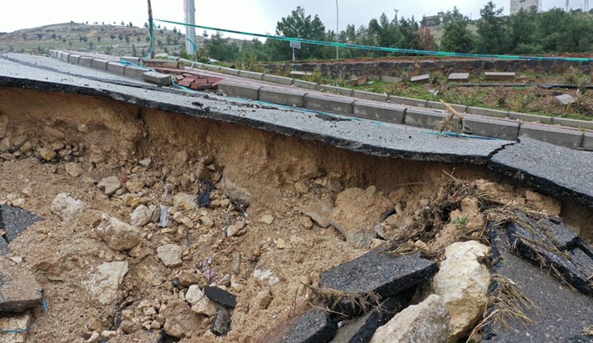 Şanlıurfa'da korkutan görüntü: Sel yolu adeta oydu