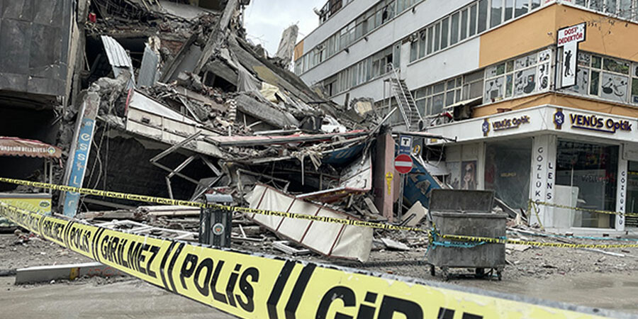 Malatya'da depremde ağır hasar alan 7 katlı bina kendiliğinden çöktü