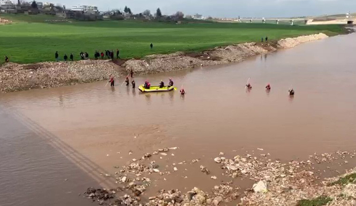 Mardin'de şiddetli yağışlar sonrası umutlu bekleyiş: Kaybolan 11 yaşındaki çocuğu arama çalışmaları sürüyor Mardin'de şiddetli yağışlar sonrası umutlu bekleyiş: Kaybolan 11 yaşındaki çocuğu arama çalışmaları sürüyor