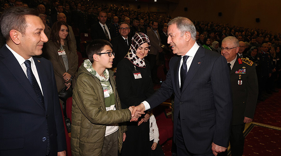 Son dakika: Bakan Akar açıkladı: YPG destekçileri teröristlere helikopter vererek bir kez daha suçüstü yakalandı