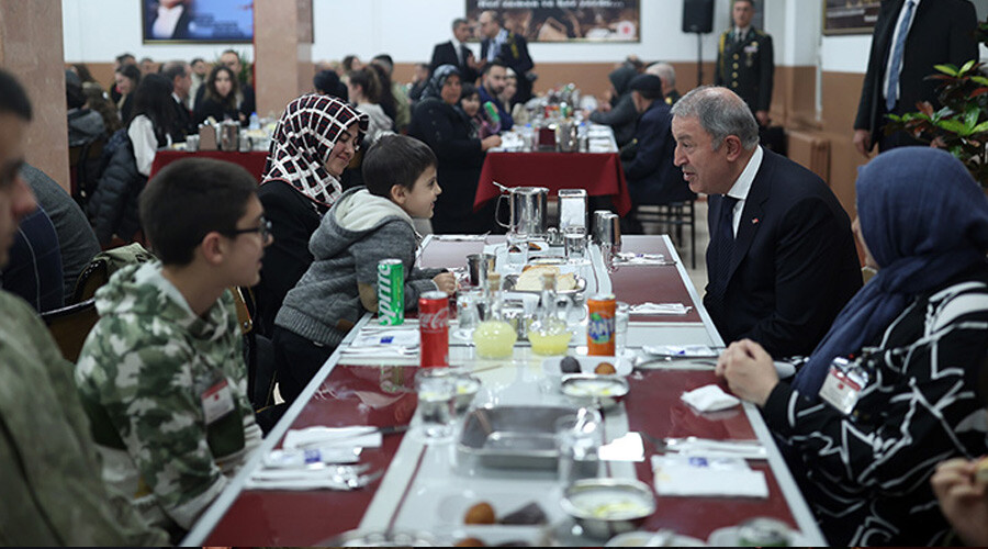 Son dakika: Bakan Akar açıkladı: YPG destekçileri teröristlere helikopter vererek bir kez daha suçüstü yakalandı