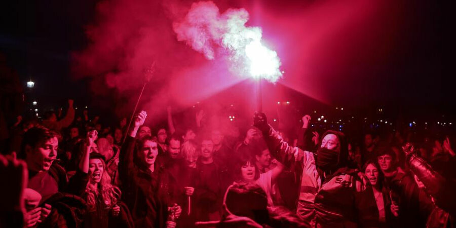 Fransa'da emeklilik reformu protestolarında sokaklar ateşe verildi: 310 gözaltı Fransa'da emeklilik reformu protestolarında sokaklar ateşe verildi: 310 gözaltı