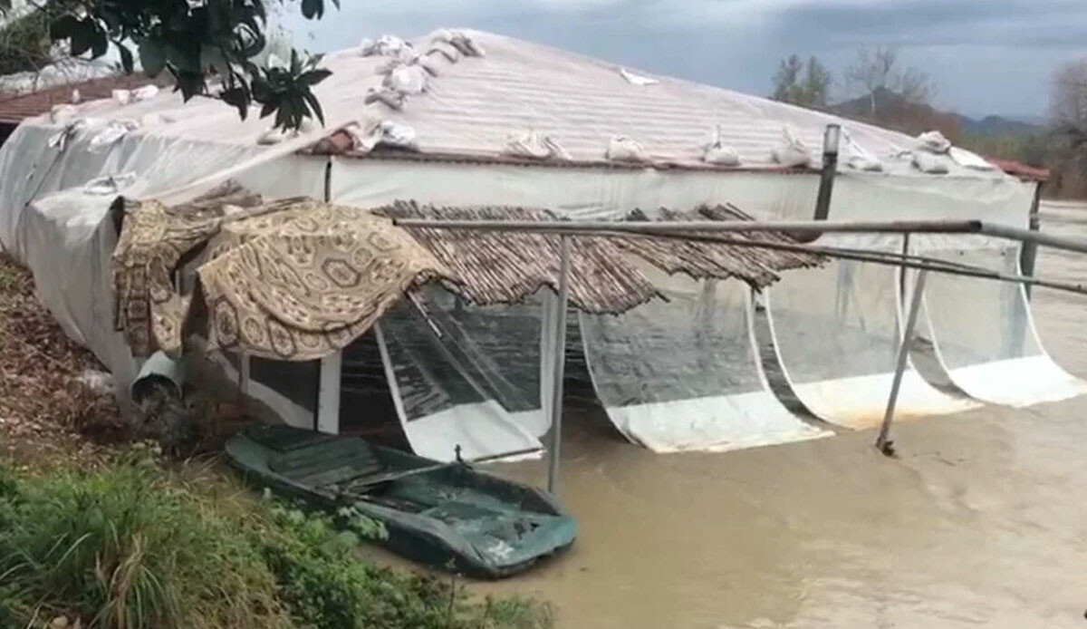 Meteoroloji turuncu kodla uyarmıştı: Antalya sular altında kaldı