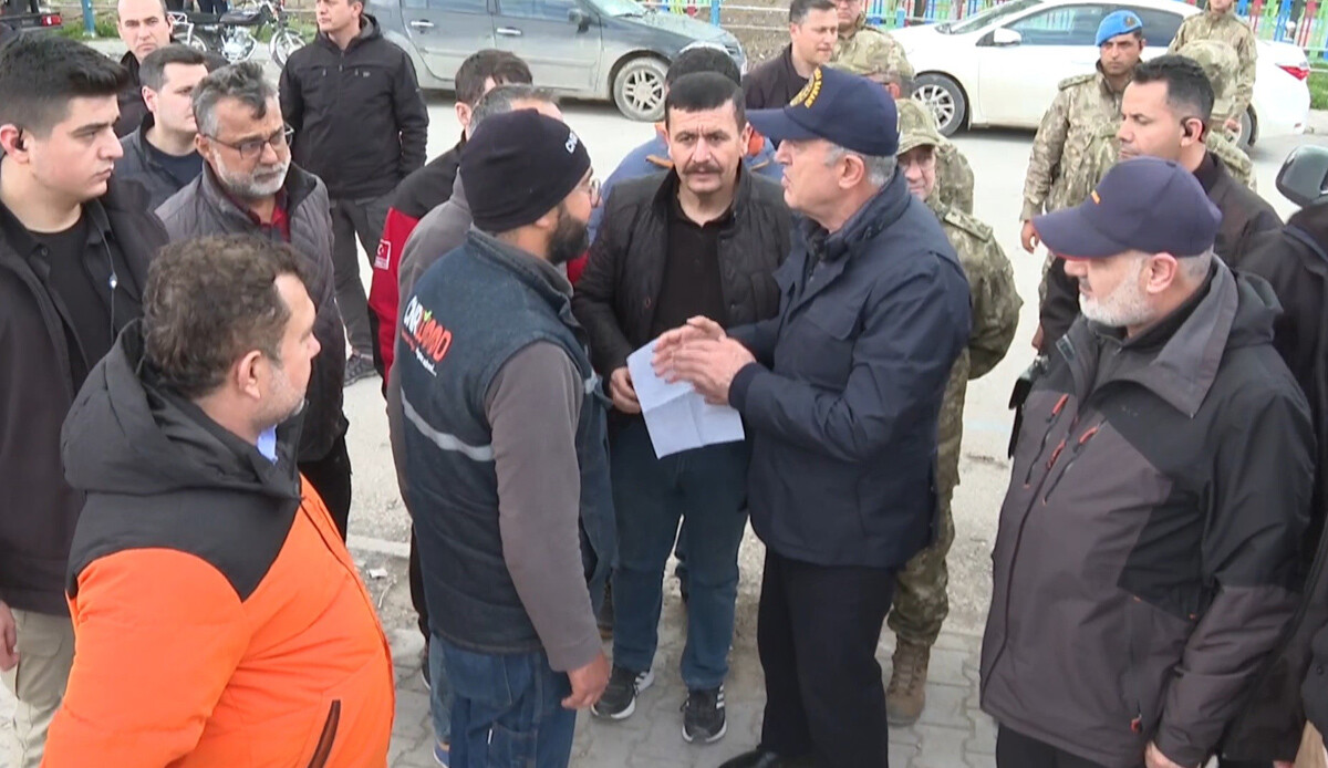 Bakan Akar Hatay'da prefabrik çarşıyı ziyaret etti: Devlet, millet el ele bu felaketten çıkacak Bakan Akar Hatay'da prefabrik çarşıyı ziyaret etti: Devlet, millet el ele bu felaketten çıkacak