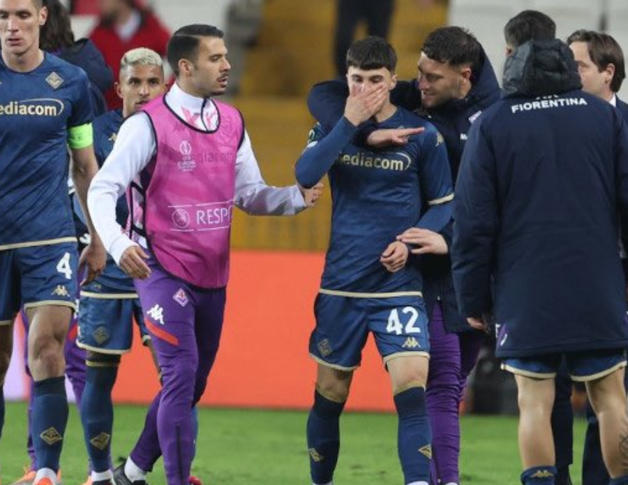Sivasspor - Fiorentina maçında dehşet anlar! Sahaya giren taraftar futbolcunun burnunu kırdı Sivasspor - Fiorentina maçında dehşet anlar! Sahaya giren taraftar futbolcunun burnunu kırdı