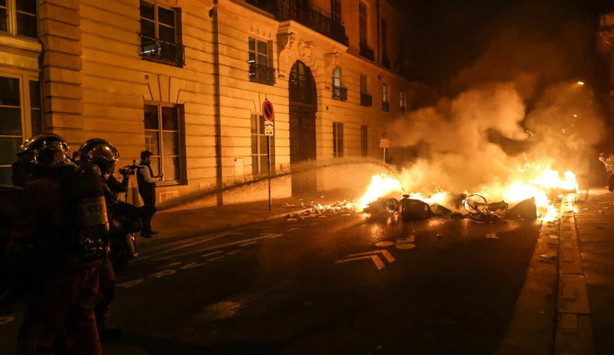 Fransa'da emeklilik reformu protestolarında sokaklar ateşe verildi: 310 gözaltı Fransa'da emeklilik reformu protestolarında sokaklar ateşe verildi: 310 gözaltı