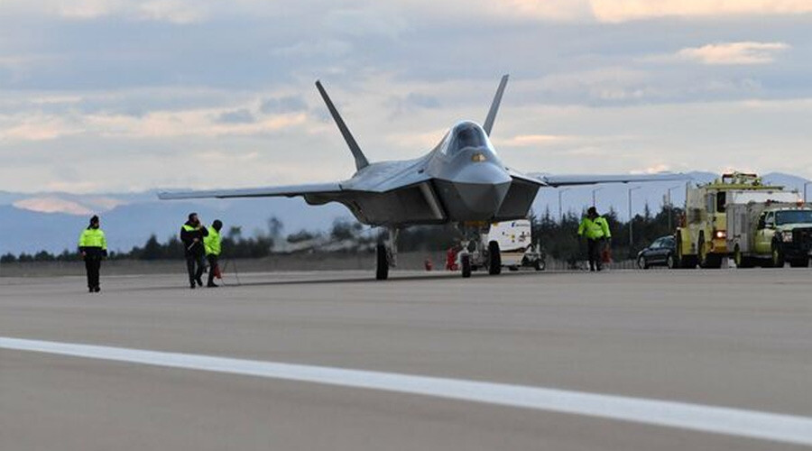 İsmail Demir duyurdu: 'Şehitlerimizin aziz hatırasına!' Milli Muharip Uçak hangardan çıktı