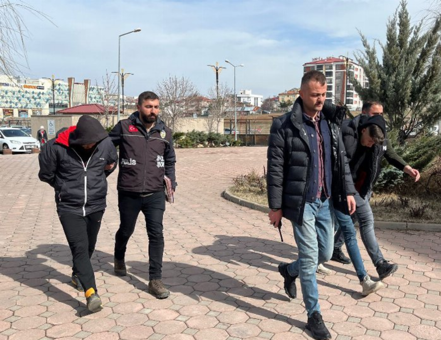 Sivasspor - Fiorentina maçı sonrası 2 taraftar tutuklandı! Sahaya girip İtalyan futbolcuyu yumruklamıştı Sivasspor - Fiorentina maçı sonrası 2 taraftar tutuklandı! Sahaya girip İtalyan futbolcuyu yumruklamıştı