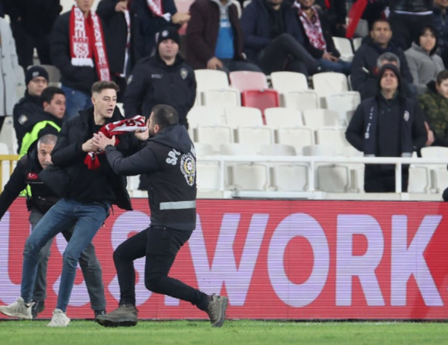 Sivasspor - Fiorentina maçında dehşet anlar! Sahaya giren taraftar futbolcunun burnunu kırdı Sivasspor - Fiorentina maçında dehşet anlar! Sahaya giren taraftar futbolcunun burnunu kırdı