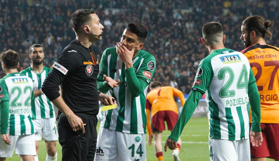 Galatasaray'ın 14 maçlık serisi sona erdi, Okan Buruk hakem Zorbay Küçük'ü suçladı Galatasaray'ın 14 maçlık serisi sona erdi, Okan Buruk hakem Zorbay Küçük'ü suçladı