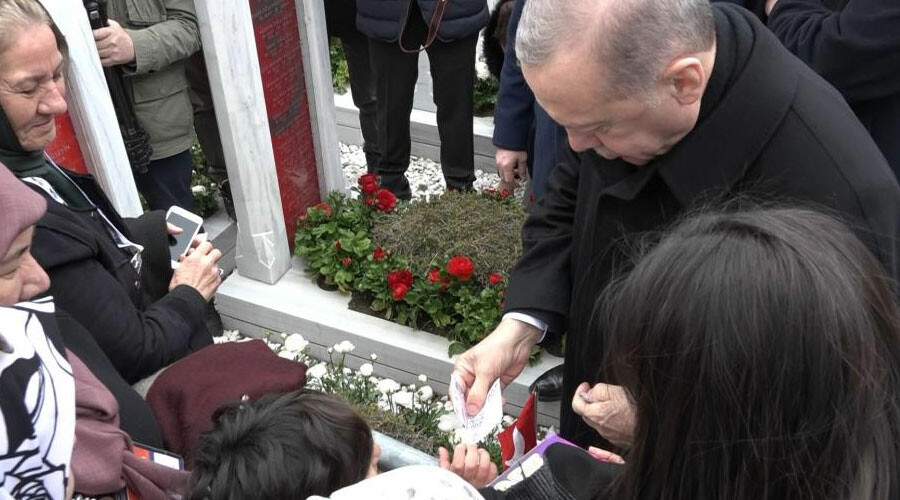 Minik Poyraz Cumhurbaşkanı Erdoğan’dan harçlığı kaptı Minik Poyraz Cumhurbaşkanı Erdoğan’dan harçlığı kaptı