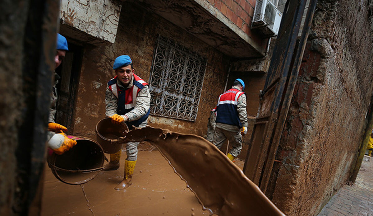 Şanlıurfa’da selin izleri siliniyor… Mehmetçik yine sahada!