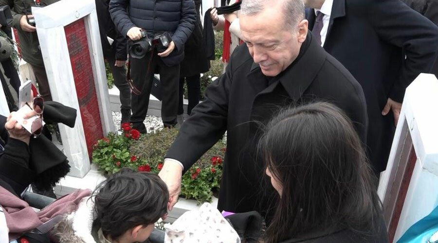 Minik Poyraz Cumhurbaşkanı Erdoğan’dan harçlığı kaptı Minik Poyraz Cumhurbaşkanı Erdoğan’dan harçlığı kaptı