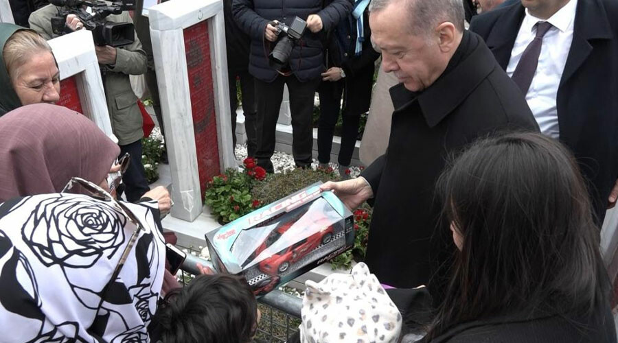 Minik Poyraz Cumhurbaşkanı Erdoğan’dan harçlığı kaptı Minik Poyraz Cumhurbaşkanı Erdoğan’dan harçlığı kaptı