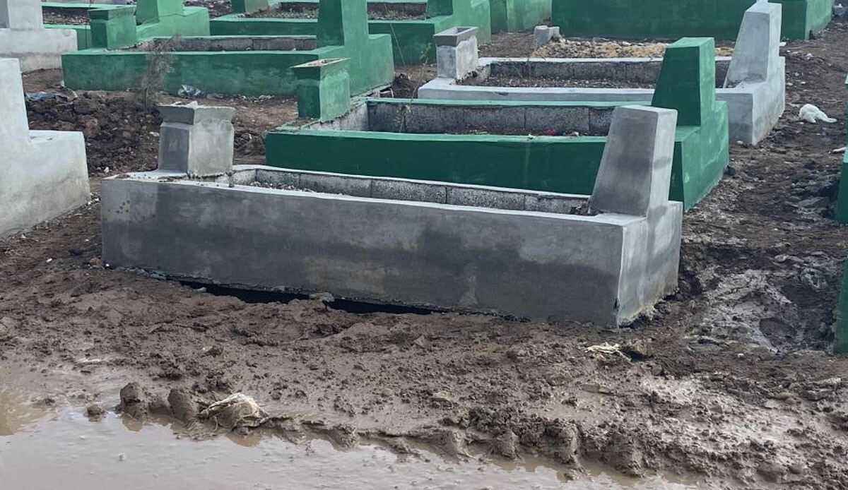 Deprem bölgesinde sel felaketi: Yağmur sonrası mezarlar çöktü