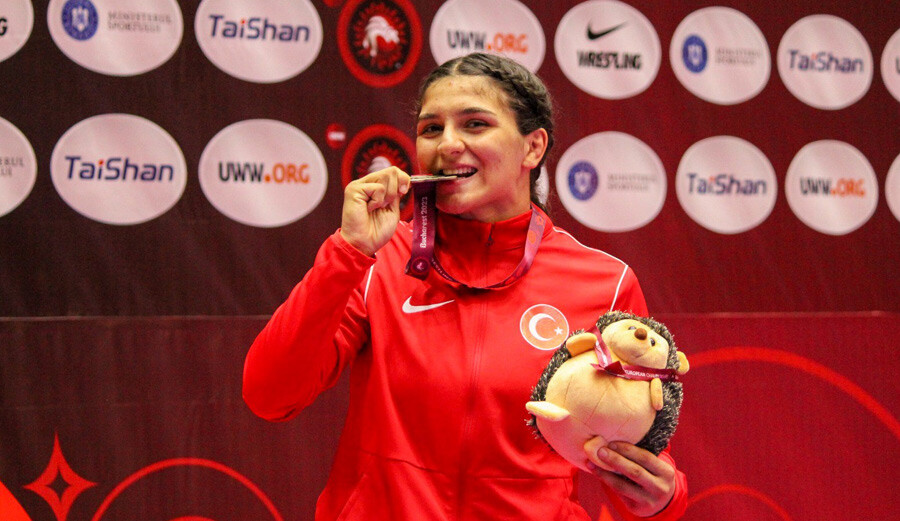 Milli güreşçi Zeynep Yetgil U23 Avrupa Güreş Şampiyonası’nda altın madalya kazandı