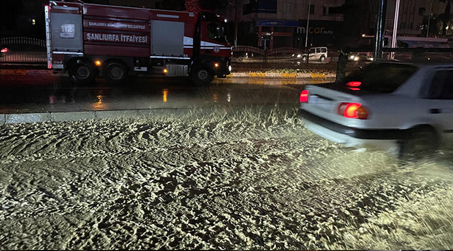 Deprem bölgesi Kahramanmaraş ve Şanlıurfa sağanak yağışa teslim: Sokaklar göle döndü