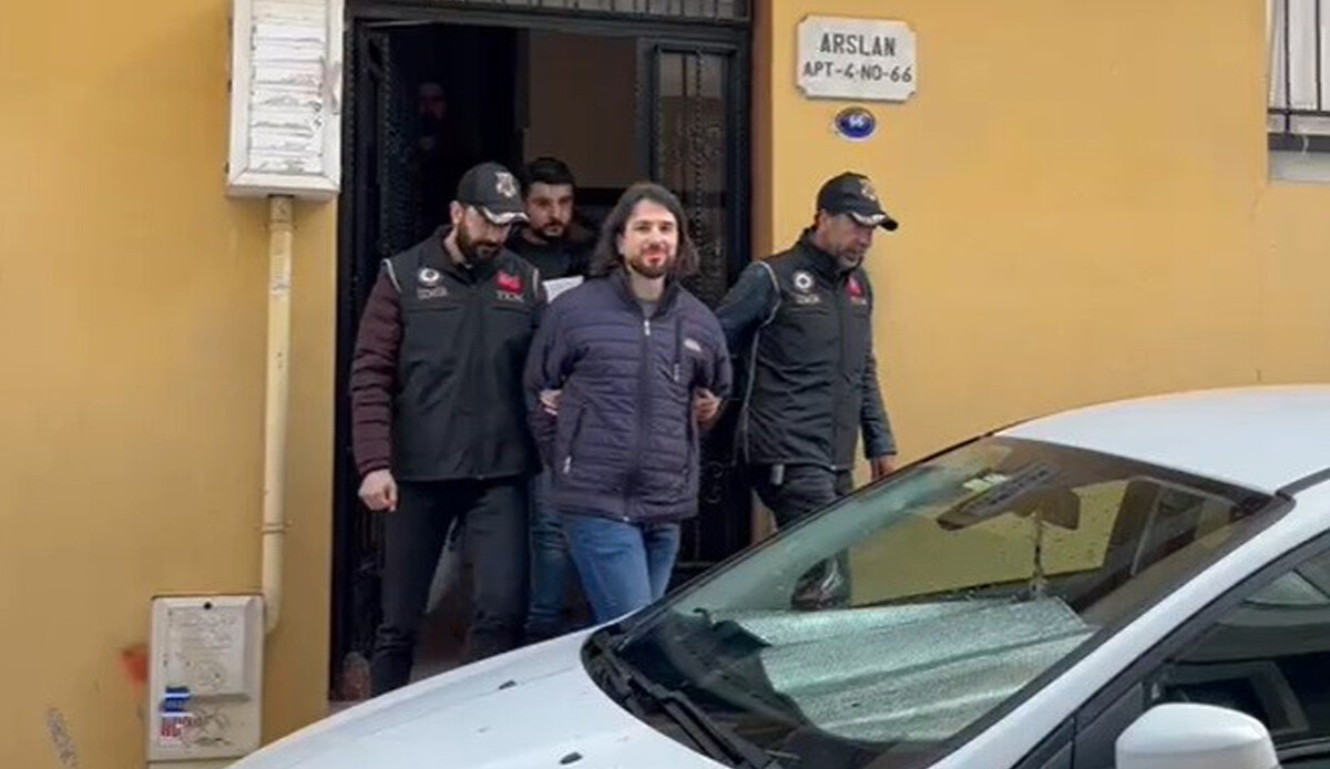 İzmir 4 ilde 40 adrese eş zamanlı operasyon: FETÖ'nün gizli kuryeleri deşifre oldu İzmir 4 ilde 40 adrese eş zamanlı operasyon: FETÖ'nün gizli kuryeleri deşifre oldu